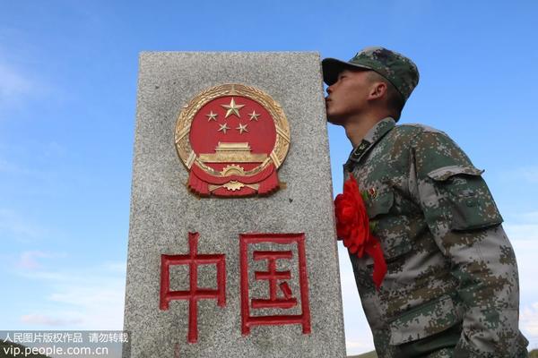 重庆籍老兵，下士甘罗含泪轻吻界碑告别。
